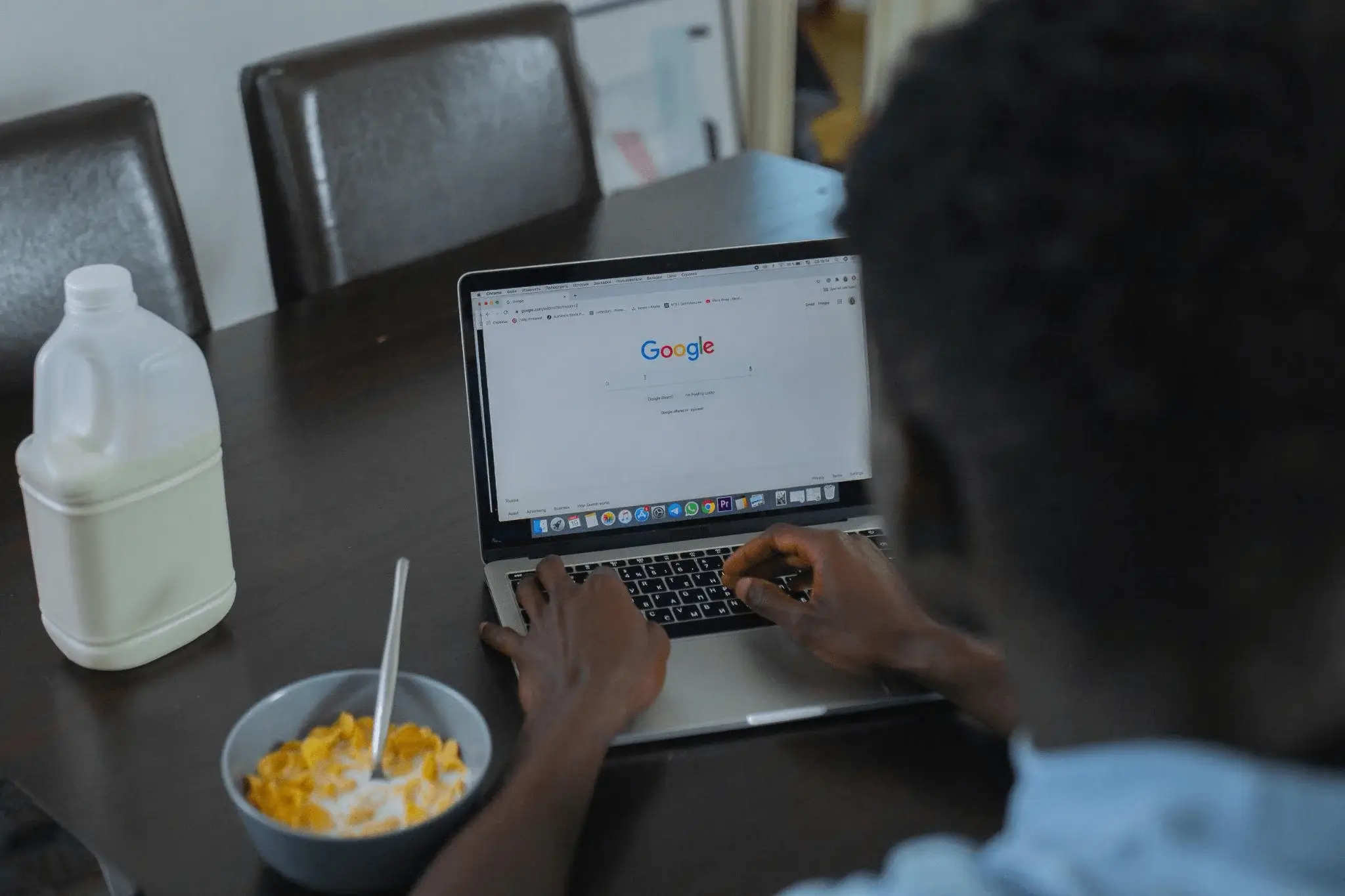 Person searching on Google, illustrating how businesses generate organic visits for Google Business Profile by improving local search visibility.